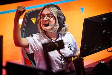 esports speler die juicht en zijn vuist balt tijdens een wedstrijd