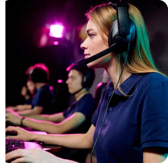 vrouwelijke gamer met headset die geconcentreerd speelt op een computer